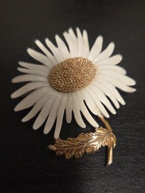 [MARVELLA] Gold & White Daisy Flower Brooch